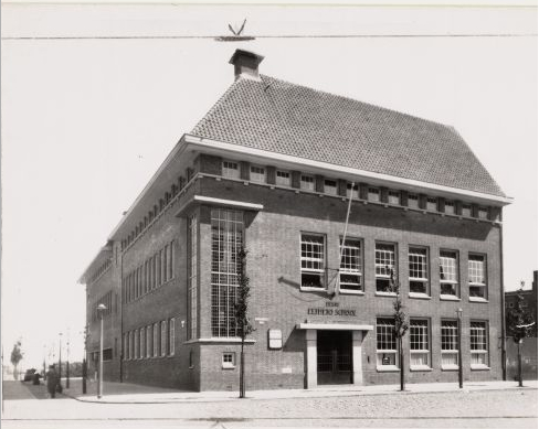 3e Elthetoschool Nederlands Hervormde Lagere school 'Derde Elthetoschool' op de hoek van de Javastraat (links) en de Soembawastraat (Foto: 1930-1935, Gemeentearchief Amsterdam). 