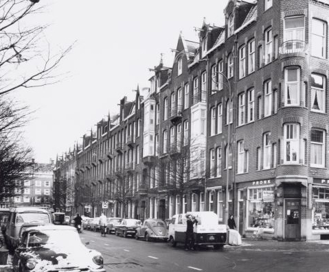 Pretoriusstraat 1972 De Pretoriusstraat in 1972 met rechts de ingang van de Ingogostraat. (Foto: Gemeente Archief Amsterdam) 