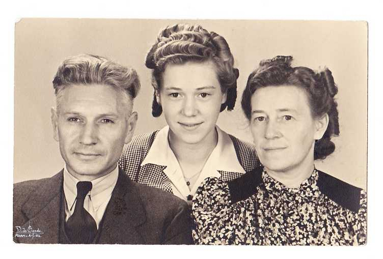 Ali en haar ouders Foto uit 1942; Ali Lagard met ouders Foto uit 1942 Alie  Lagard met ouders, de foto was bedoeld voor haar broer. 