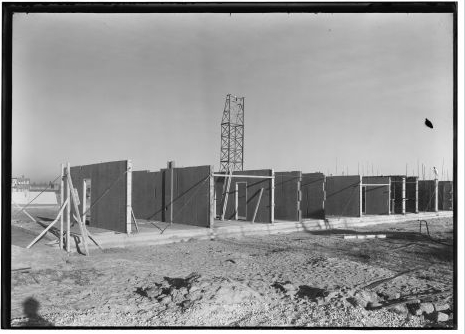 Nieuwbouw "Door de woningbouw op het Zand werd ons speelterrein aanzienlijk uitgebreid..." Op de foto nieuwbouw aan de Fizeaustraat in 1951. 