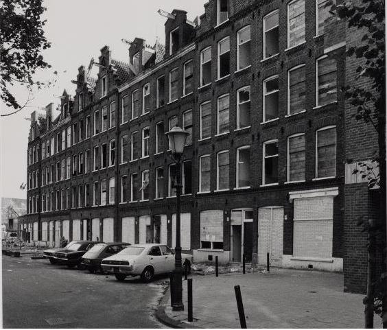  Von Zesenstraat begin jaren '80. Het was geen vrolijke straat met veel dichtgespijkerde woningen (Foto: Stadsarchief Amsterdam) 