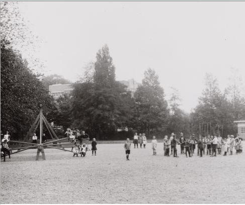 Oosterpark Spelende kinderen in het Oosterpark. Links op de achtergrond het 'laberdepoepie' (het Laboratorium voor de Gezondheidsleer op Mauritskade 57). (Foto: Gemeentearchief Amsterdam) 