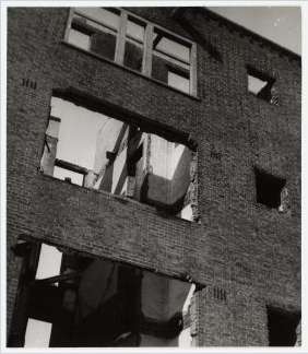  Leegstaande huizen in de Reitzstraat, gesloopt ten behoeve van brandstof, 1945 (Foto: Gemeentearchief Amsterdam). 