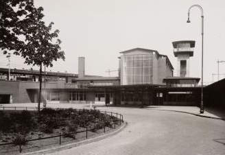 Muiderpoortstation Wils vader werkte bij het Muiderpoortstation (foto: 1941 station gezien vanaf het Oosterspoorplein). 