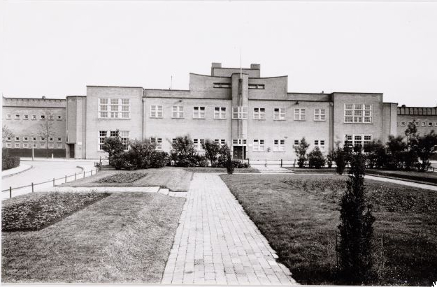 Het gebouw aan het Zuivelplein waar in een van de scholen tijdens de oorlog warme maaltijden werden verstrekt. Foto: Stadsarchief Amsterdam 