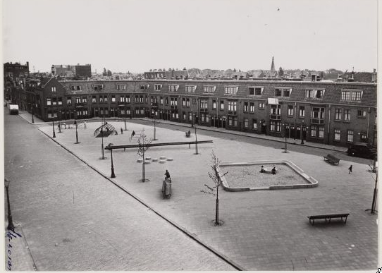 Transvaalplein 1935 De Transvaalplein voor de oorlog in 1935, met links de Transvaalstraat (Foto: Gemeentearchief Amsterdam) 