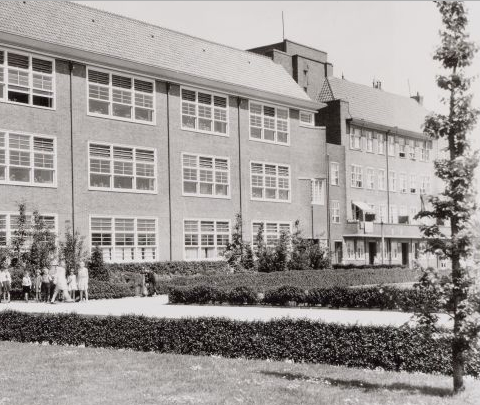  De Anthonie van Diemenschool (rechts), links is de Ternateschool. 