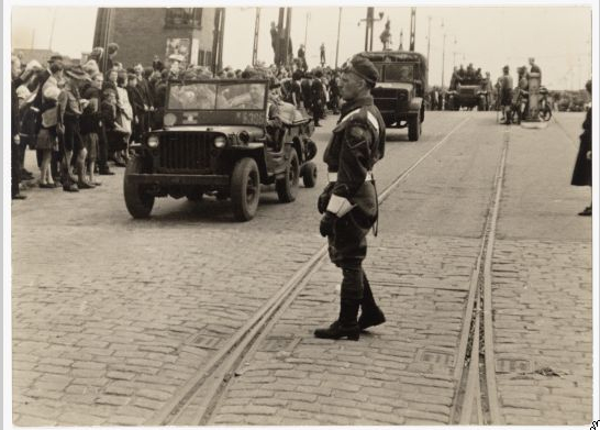 De oorlog is voorbij!  datum: 8 mei 1945 <p>Berlagebrug<br /> Bevrijding: de intocht der Canadezen.</p>
<p>Datering: 8 mei 1945</p>