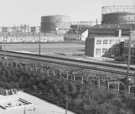 Gasfabriek De gashouders van het Gasverdeelstation Oost (1959), met voor het speelpleintje op de Oeterwalerpad. (Foto: Gemeente Archief Amsterdam) 