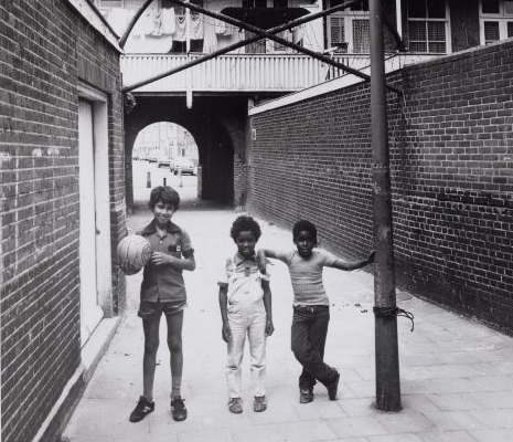  Spelende kinderen in de doorgang naar de Gorontalostraat in 1982... De wijk is ingegrijpend van kleur veranderd, in 1967 was Inez het enig donkerstel in de straat. 