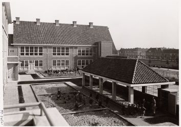 Herschelstraat Het scholencomplex aan het Galileïplantsoen en de Herschelstraat, waar de Duitsers zich tijdens de oorlog vestigden. (Foto: Gemeente Archief Amsterdam) 