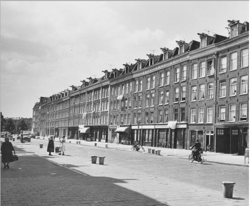 Von Zesenstraat 1959 De Von Zesenstraat in 1959, tussen de Linnaeusstraat (links) en de Dapperstraat (Foto: Gemeentearchief Amsterdam). 