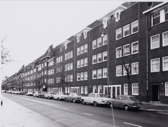 Zeebrugerdijk 138 Voor: de Zeeburgerdijk 138 (waar Hans met zijn familie woonde op 2-hoog), 140 en verder. (Foto: 1973, Gemeente Archief Amsterdam). 