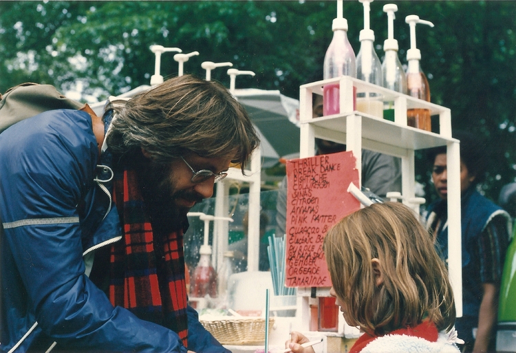  Pieter Bol en dochter Maaike vlakbij de kiosk in het Oosterpark. 1985<br />Foto: Jan Willem Bol 