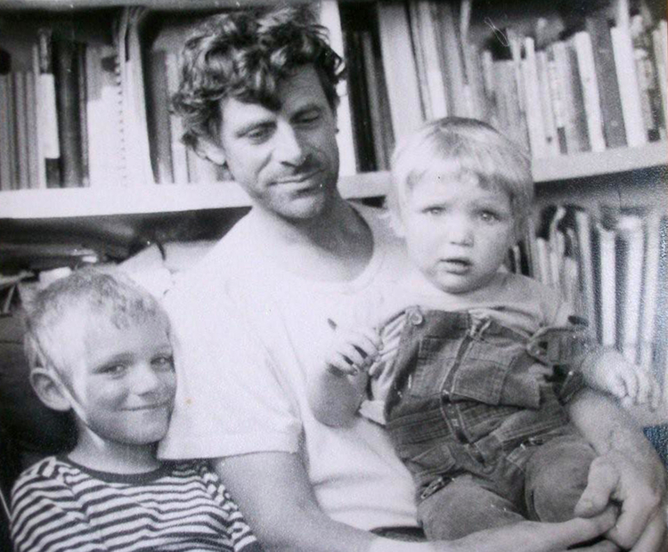 Engelhard Schober met zijn twee oudste zonen, Jan (links) en Stijn, aan boord van zijn klipperaak "Vios", ca. 1983. <br />Foto: mevr.Schober, weduwe van Pieter. 