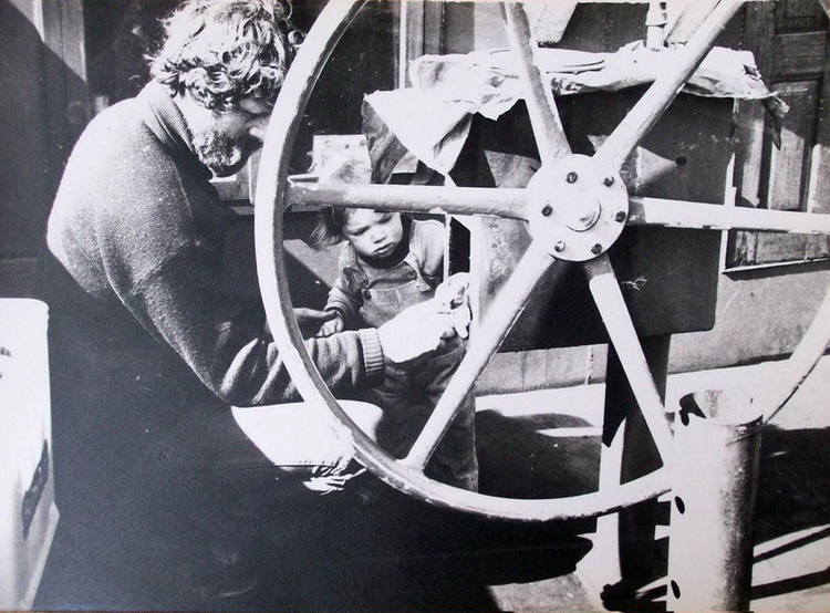  Engehard Schober repareert het stuurwiel van zijn klipperaak "Vios", zijn oudste zoon Jan kijkt toe, ca. 1980.<br />Foto: mevr.Schober, weduwe van Pieter. 