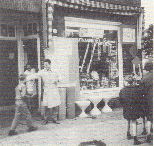 Winkel Javaplein Sijtsma De zaak van Sijtsma in 1969. De jongen op de voorgrond is Fred Appels, die boven de zaak woonde. 