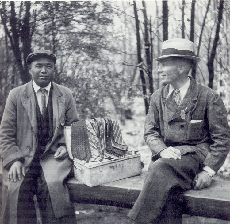  Een Chinees, die naast de pindakoek ook stropdassen verkocht. Foto uit het boek Ã„msterdam in de jaren twintig.<br />(met toestemming van de uitgever en dhr.J.Suyl, maker van de foto) 