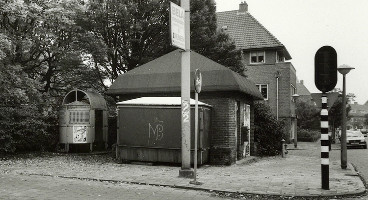 Middenweg hoek Veeteeltstraat - 1982 .<br />Foto: Beeldbank Amsterdam 