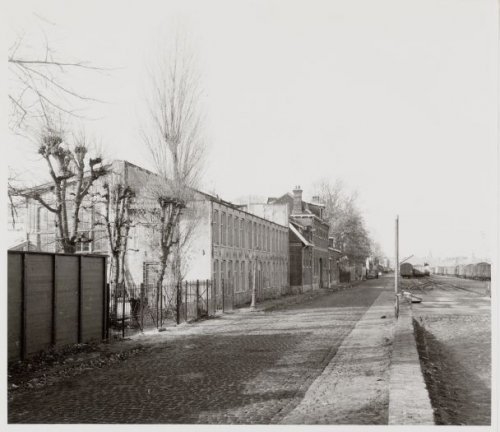 Plantage Doklaan 44A-46-48 (v.r.n.l.). Gezien naar de achterzijde van de gebouwen van Natura Artis Magistra. Rechts het spoorwegemplacement. Foto is gemaakt door: J.M. Arsath Ro'is op 8 november 1960. Bron: Beeldbank, SAA. 