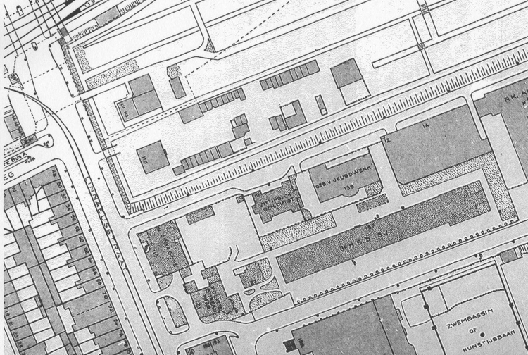 DOW-kaart 1935. Dit is slechts een klein deel van de DOW kaart (K7) uit 1935. Een kaart die beter aansluit op die van de verhalen heb ik niet kunnen vinden. De Marechausseekazerne lag achter de synagoge en het (oude) politiebureau. Mogelijk waren het de oude gebouwen van het ‘Zittingslokaal van de Geneeskundige Dienst’ en het ‘Gebouw v. Jeugdwerk’. Bron: Gemeentearchief Amsterdam. 