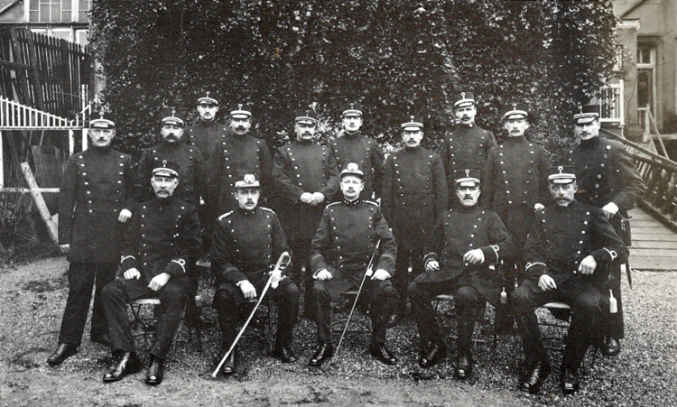 Politie corps WGM 1921 De foto komt uit het boek "350 jaar Watergraafsmeer" van de heer J. H. Kruizinga. Op pagina 153 staan alle namen.<br />Brigadier L. Matter is de 2e zittend van rechts. 