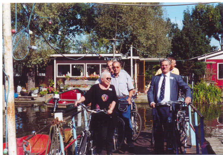  Reizigers op het pontje in 2002. Op de foto o.a. Dolf Haen en dhr. en mevr. Heuwekemeijer. 