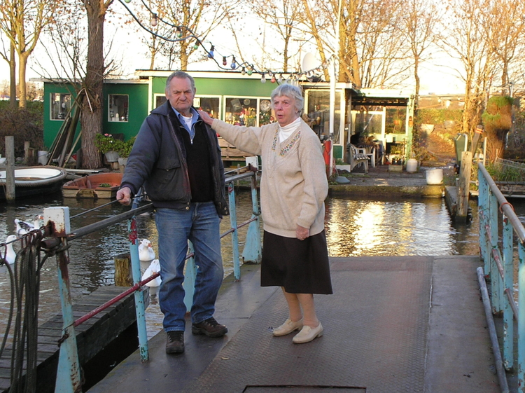  Kees en Agnes Hartog samen op het pontje (Foto: november 2006). Kees en Agnes Hartog samen op het pontje. Aan de overkant het zomerverblijf (november 2006). 