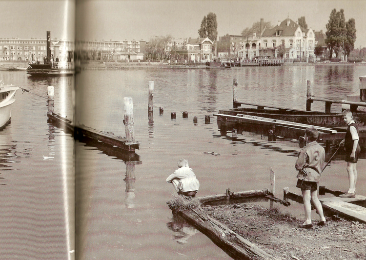 Pontje vanaf de Amsteldijk naar de Omval.  <p>.<br />
<em>Klik rechts bovenaan op de foto en de foto wordt vergroot weergegeven.</em></p>