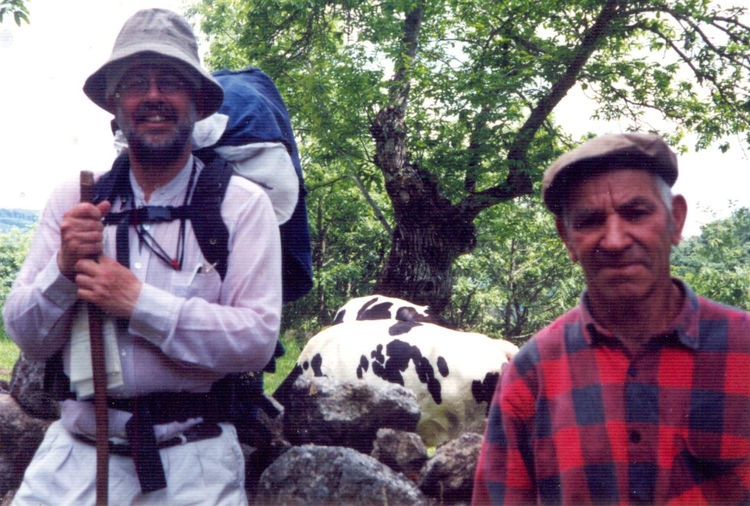  Mei 1998<br />Pieter loopt door Nw-Portugal (Minho) en een boer wijst de weg naar Castelo, kilometers meelopend! 