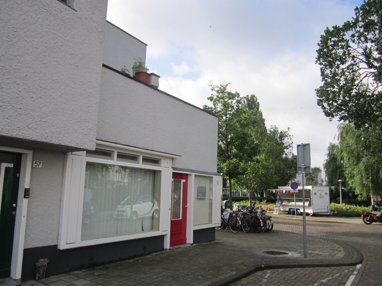 Het pand van de sigarenwinkel annex postagentschap van H.Nukoop op de Brink/hoek Landbouwstraat 57, waar de overval plaatsvond.  Hierbij werd de voordeur in elkaar getrapt om binnen te komen.  <p>.<br />
Foto: Jo Haen ©</p>