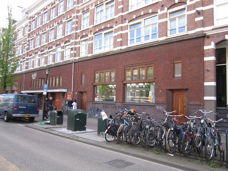 Het voormalige postkantoor in de Wyttenbachstraat, nu een dienstencentrum, wijksteunpunt, Jongeren Info Punt en Dwars door de Buurt. Allemaal van Dynamo.  