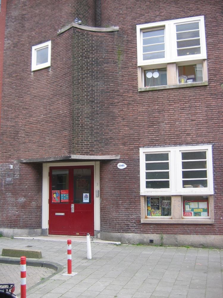 PC Basisschool De Kraanvogel, vroeger de Pr. Brandschool Hoewel er tegenwoordig, juni 2009, veel wordt gerenoveerd, heeft dit gebouw wel de eigen functie behouden. Het is nog steeds een basisschool.<br />Foto gemaakt door de schrijver. 