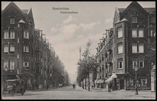 Pretoriusstraat, vanuit de Linnaeusstraat. Deze prentbriefkaart uit 1920 (van de uitgeverij Weenink & Snle) geeft een beeld van een ‘weinig druk straatbeeld’. Goed te zien zijn de luifels van de winkels. <br />Bron: Beeldbank, Stadsarchief Amsterdam. 