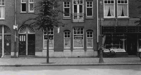 Apotheek Pretoriusstraat 37 in  1937  [archief Schrijver]  <p>.<br />
<em>Klik rechts bovenaan op de foto en de foto wordt vergroot weergegeven.</em><br />
Foto: Dineke Rizzoli ©</p>