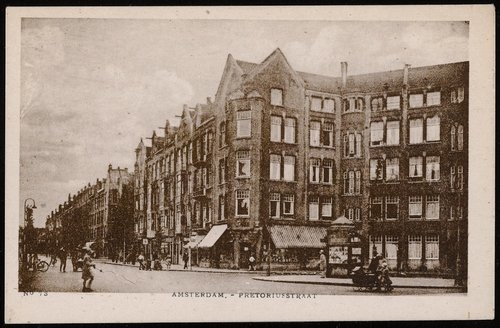 Pretoriusstraat met het Pretroiusplein. Prentbriefkaart uit 1920 met afgebeeld de Pretoriusstraat en rechts het Pretoriusplein. Bron: Beeldbank, Stadsarchief Amsterdam 