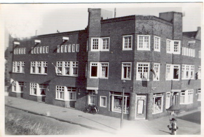  Ringdijk hoek Willem Beukelszstraat. Op de hoek de melkzaak op nr. 28 F. Het hele blok is in 1990 afgebroken i.v.m. nieuwbouw. (Foto Leo Prins). 
