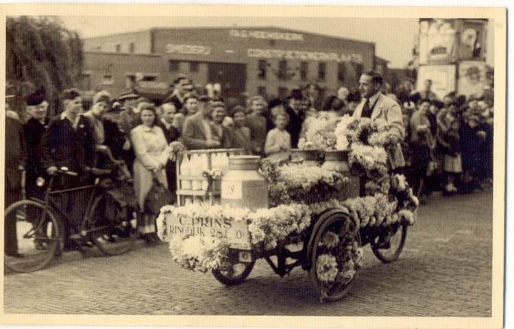  In 1946 won Cor Prins (de vader van Leo) de 1e prijs met zijn versierde melkkar bij een bloemencorso. De foto is genomen op de Linnaeuskade. Op de achtergrond de Oranje Vrijstaatkade. In het gebouw is nu (2005) een recyclingsbedrijf voor metaal gevestigd. (foto Leo Prins) 