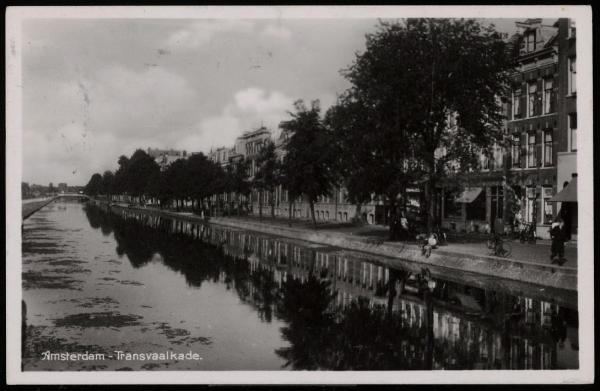 De Transvaalkade. Op deze foto is afgebeeld de Transvaalkade in 1940. Vanaf het bruggetje bij de Transvaalkade, aan het eind van de Schalk Burgerstraat keek David naar de luchtgevechten. Het bruggetje is niet afgebeeld.<br />Bron: Beeldbank, Stadsarchief Amsterdam. 