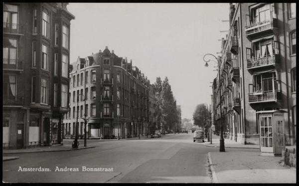 Andreas Bonnstraat, 1940. Deze prentbriefkaart uit 1940 is een uitgave Vlaanderen Oldenzeel's Boekhandel Amsterdam-Oost.<br />Bron: Beeldbank Stadsarchief Amsterdam. 