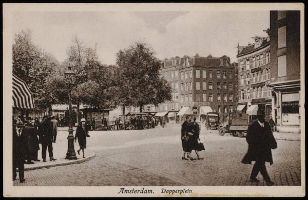 Dapperplein, voor de oorlog. Deze foto van het Dapperplein uit ongeveer 1930 is een uitgave van: Artur Klitzsch & Co. Den Haag.<br />Bron: Beedlbank, Stadsarchief Amsterdam. 