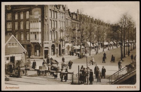 De Javastraat in 1927.  <p>Afgebeeld is de Javastraat met spoorwegovergang bij de Celebesstraat. Uitgave W.J. Bauer, Celebesstraat, Amsterdam. De foto dateert van<br />
1927.<br />
Bron: Beeldbank, Stadsarchief Amsterdam.</p>