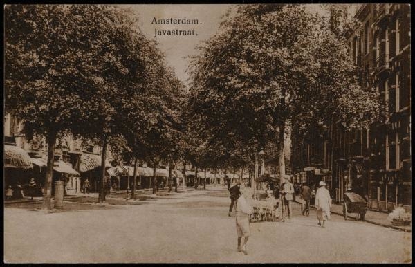De Javastraat in 1930. De Javastraat gezien vanaf de kruising Celebesstraat. Uitgever Luxe Papierwarenhandel v.h. Roukes & Erhart, Baarn. Deze foto is gemaakt in 1930.<br />Bron: Beeldbank, Stadsarchief Amsterdam. 