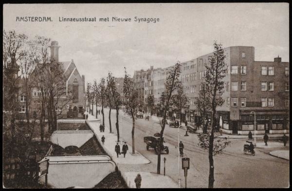 Linnaeustraat , 1931. Linnaeusstraat met links de Nieuwe Synagoge en rechts de Tugulaweg. Uitgave Mij. Rembrandt, Utrecht.<br />Bron: Beeldbank Stadsarchief Amsterdam. 
