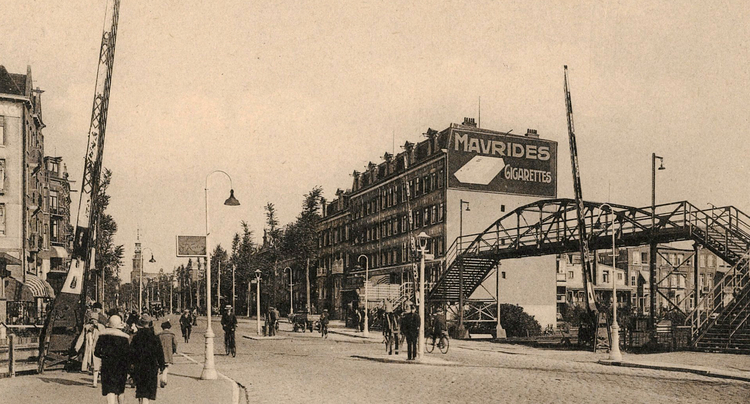 Spoorwegovergang Linnaeusstraat r. Centrum - 1920 .<br />Foto: Beeldbank Amsterdam 
