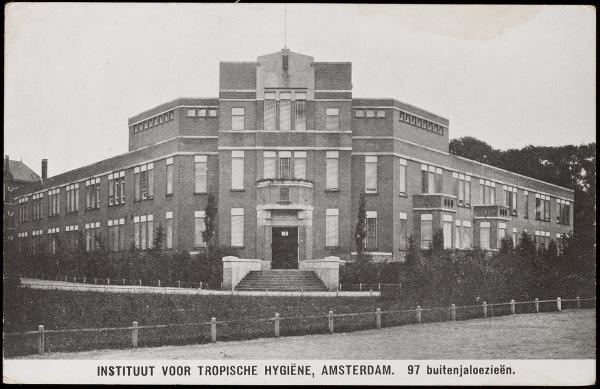 Instituut voor Tropische hygiëne. Deze foto uit 1930 toont een (onder)deel van het Koloniaal instituut aan de Mauritskade. Bron: Beedlbank, Stadsarchief Amsterdam. 