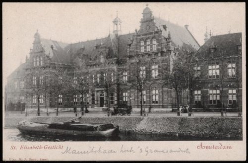 St. Elisabeth Gesticht rond 1900. Deze prentbriefkaart van het Elisabeth-Gesticht geeft een beeld van het gebouw, gelegen op de hoek van de Mauritskade en de ’s Gravesandestraat (Uitgave: N.J. Boon). Bron: Beeldbank, Stadsarchief Amsterdam. 