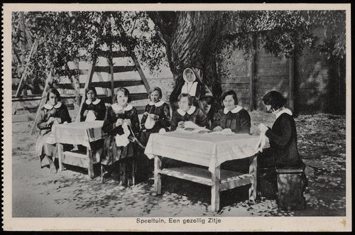 St. Elisabeth Gesticht (1920) In de speeltuin werd blijkbaar niet alleen gespeeld, er was ook breiles (onder toeziend oog van een Eerwaarde Zuster!), uitgave Brinio, Rotterdam. Deze prentbriefkaart is afkomstig van: Beeldbank, Stadsarchief Amsterdam. 