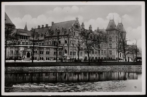 Koloniaal Instituut. Deze prentbriefkaart van het Koloniaal Instituut aan de Mauritskade is uit 1937. Tegenwoordig spreken we over het Koninklijk Instituut voor de Tropen. Bron: Beeldbank, Stadsarchief Amsterdam. 