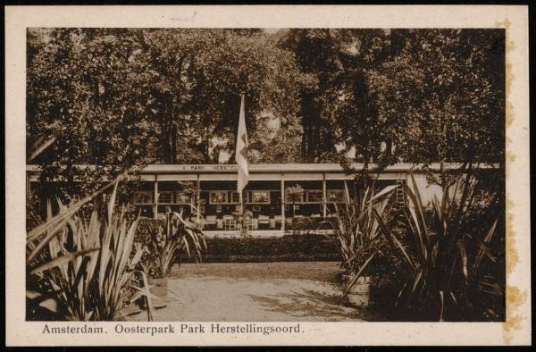 Een ideale ligging. Parkherstellingsoord Oosterpark. Uitgave N.V. Luxe Papierwarenhandel v.h. Roukes & Erhart, Baarn.<br />Datering: 1925. Bron: Beeldbank Stadsarchief Amsterdam. 